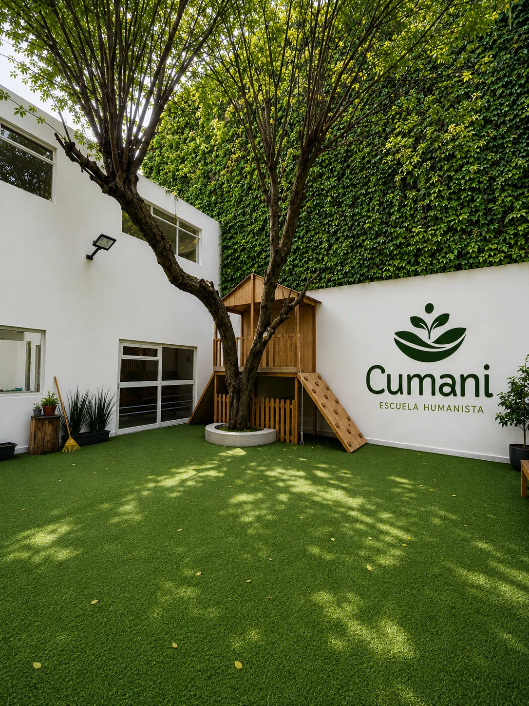 Patio de Cumani con jardín, árboles y área de juegos infantiles.